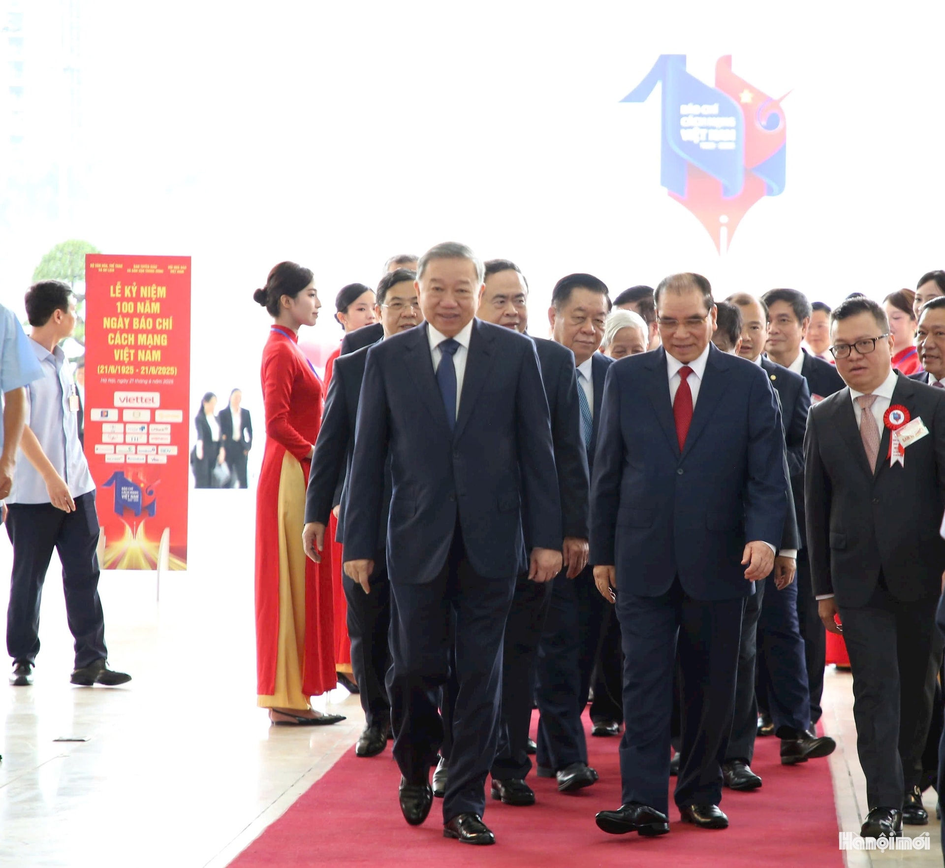  Tổng Bí thư Tô Lâm, nguyên Tổng Bí thư Nông Đức Mạnh cùng các đồng chí lãnh đạo Đảng, Nhà nước và lãnh đạo các bộ, ban, ngành, các cơ quan báo chí tại Trung tâm Hội nghị Quốc gia. Ảnh: Viết Thành