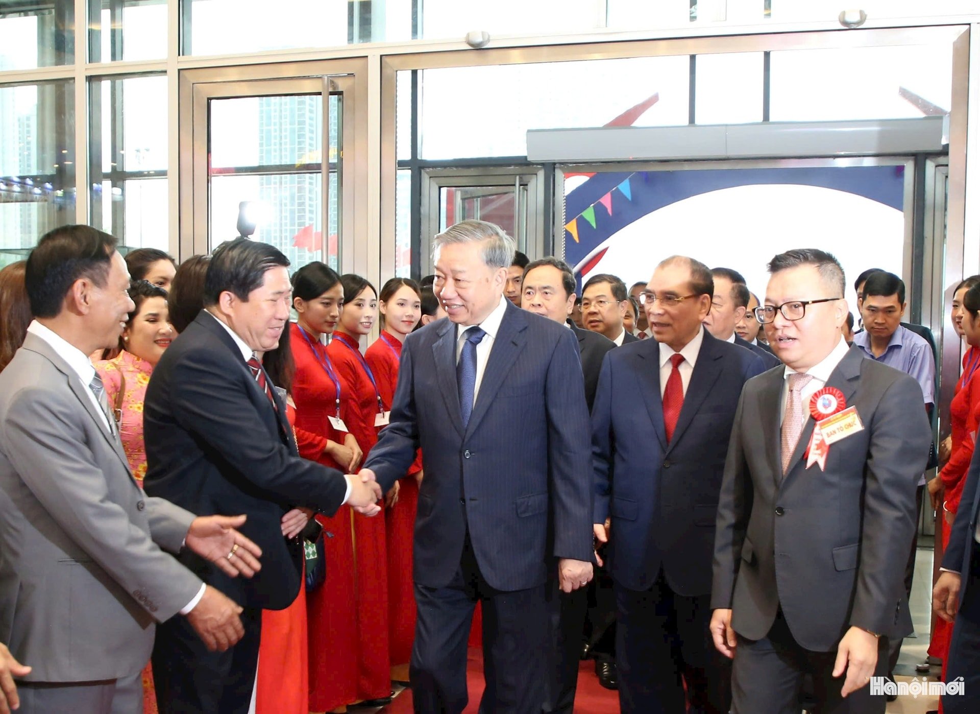  Tổng Bí thư Tô Lâm, nguyên Tổng Bí thư Nông Đức Mạnh cùng các đồng chí lãnh đạo Đảng, Nhà nước và báo chí tại Trung tâm Hội nghị Quốc gia. Ảnh: Viết Thành
