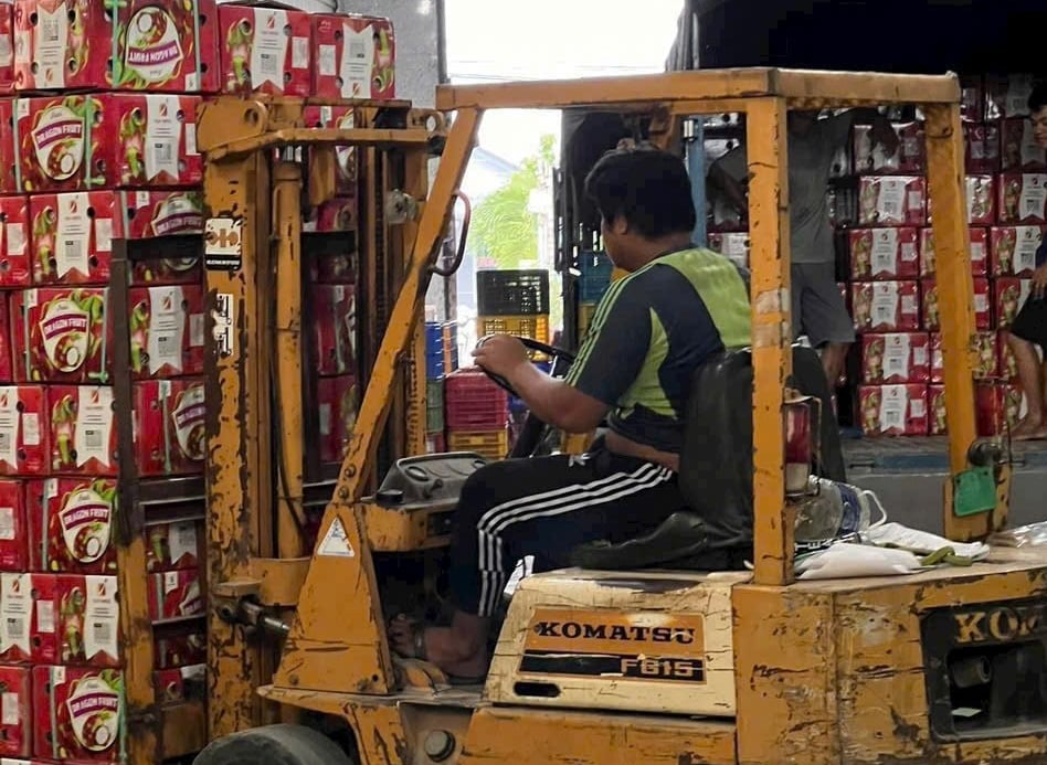 Đưa thanh long lên xe chuẩn bị xuất khẩu. Ảnh: T.Đ