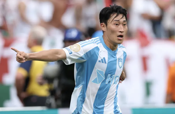 Lee Jin-hyun ghi bàn...