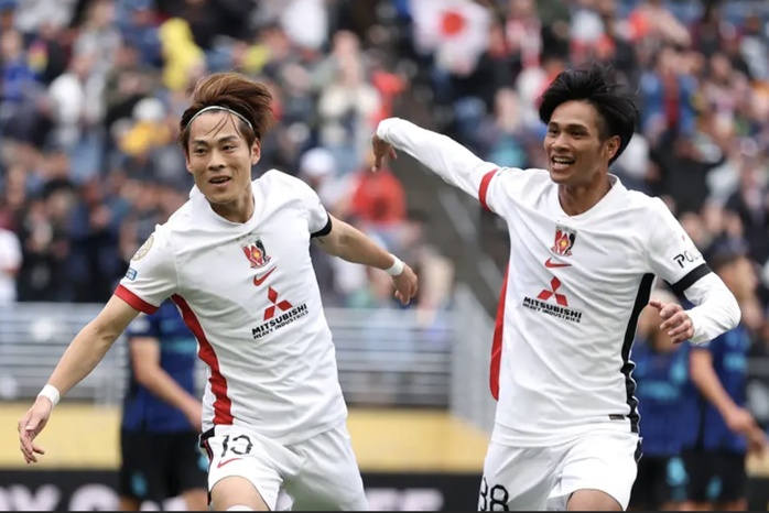 Ryoma Watanabe (trái) mở tỉ số cho Urawa Red Diamonds