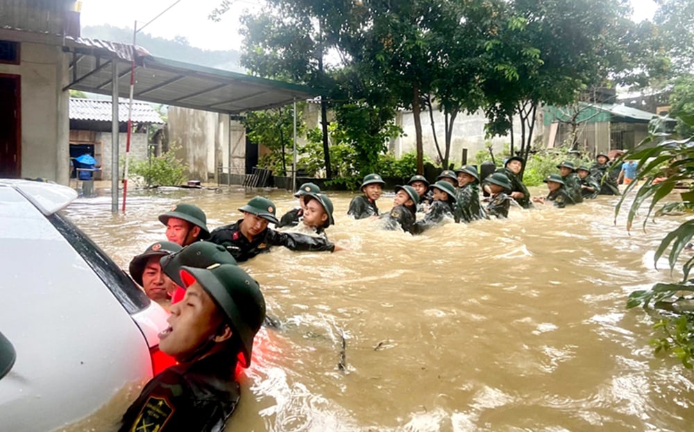 Cán bộ, chiến sỹ Bộ Chỉ huy Quân sự tỉnh Hà Giang trong một lần giúp người dân khắc phục hậu quả mưa lũ. Ảnh: Báo Hà Giang