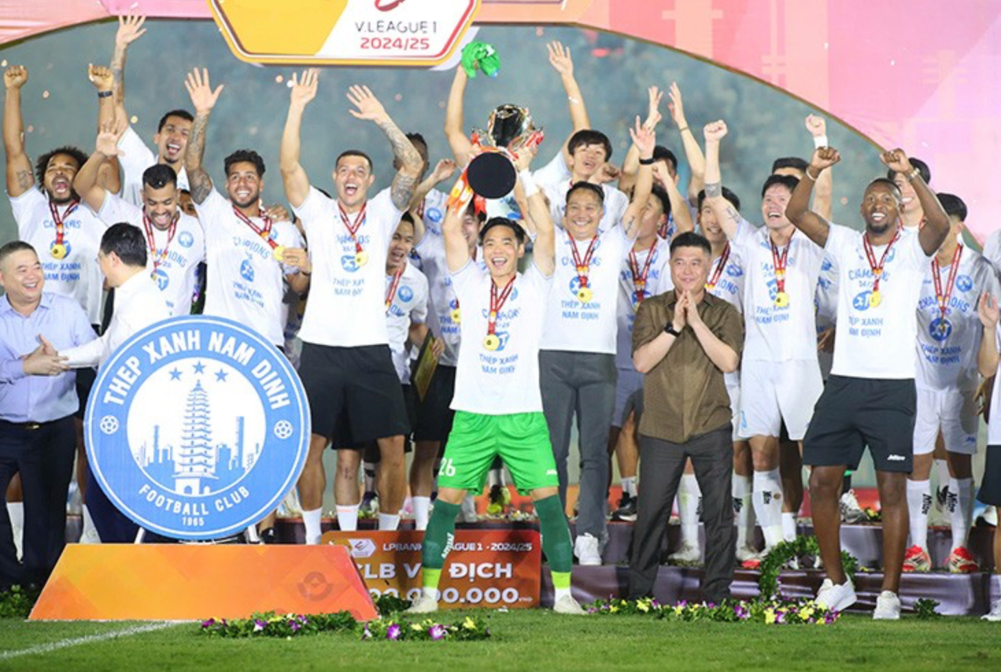Nam Định vô địch V.League 2024/25. Ảnh: 24h