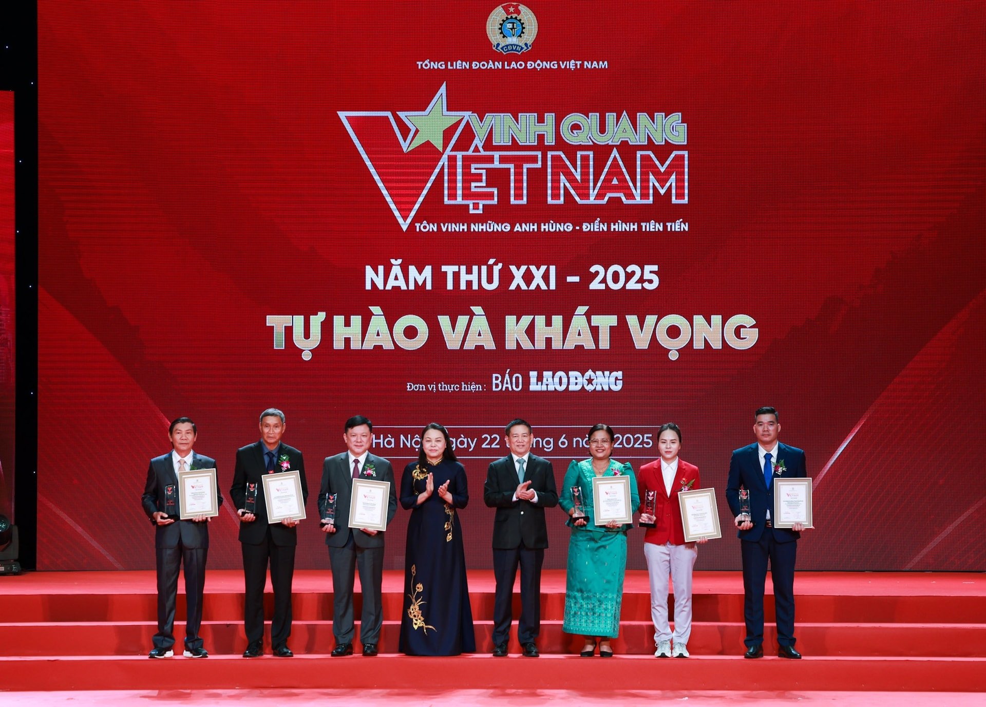 Trao biểu trưng tới các cá nhân được vinh danh tại chương trình.