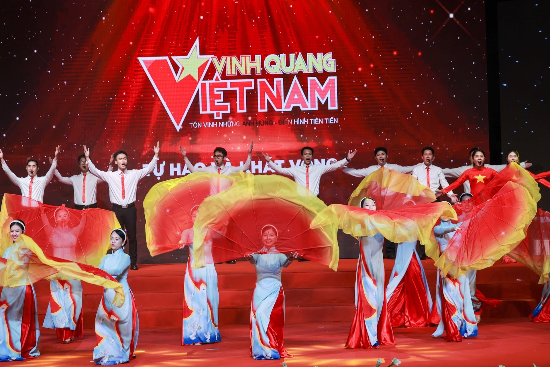 Một tiết mục ca múa nhạc tại chương trình.
