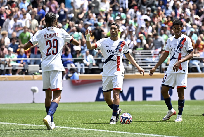  PSG chiến thắng 2-0 và giành luôn ngôi đầu bảng cùng vé đi tiếp