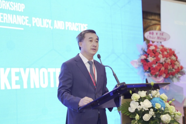 Thứ trưởng Bộ Y tế Trần Văn Thuấn phát biểu tại hội thảo quốc tế về giáo dục y khoa với chủ đề “Kỳ thi cấp phép hành nghề y: Quản trị, chính sách và thực tiễn” - Ảnh: PV