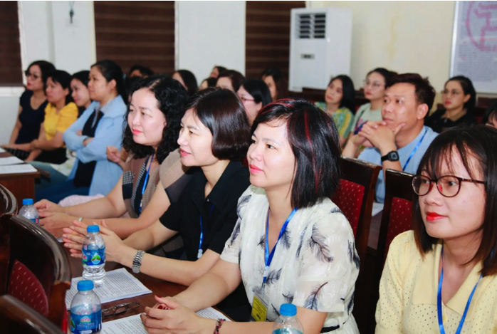  Cán bộ tham gia công tác coi thi có mặt tại điểm thi để họp, nghe trưởng điểm thi phổ biến quy chế và những điểm mới, điểm lưu ý trong quá trình tổ chức coi thi sáng 25-6