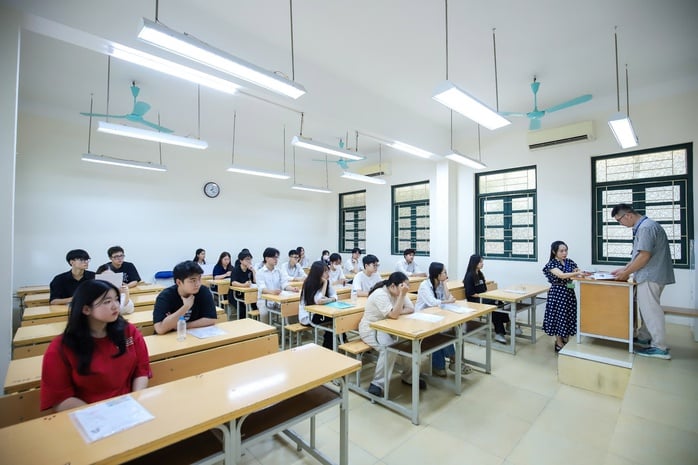  Thí sinh cả nước làm thủ tục dự thi tại một điểm thi ở Hà Nội chiều 25-6. Ảnh: Hữu Hưng