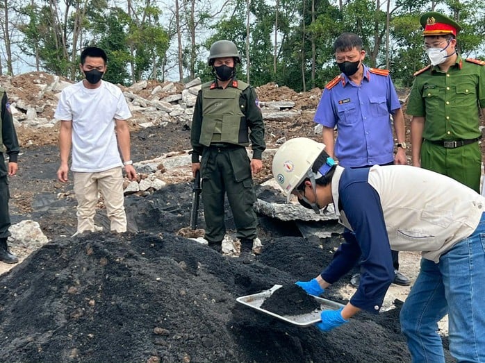 Lực lượng Công an và Viện Kiểm sát xác định khu vực đổ thải trái phép. Ảnh: Công an cung cấp