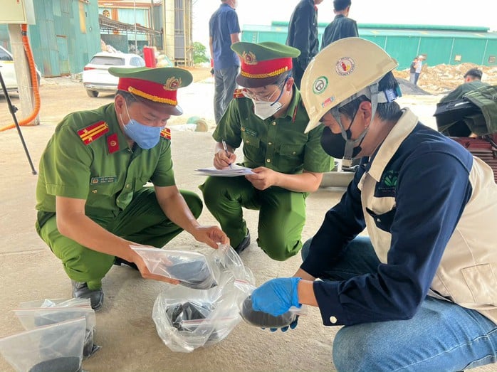 Cán bộ Phòng Cảnh sát kinh tế Công an TP Hà Nội phối hợp với lực lượng chức năng tiến hành niêm phong, thu giữ mẫu chất thải để phục vụ công tác điều tra. Ảnh: Công an cung cấp