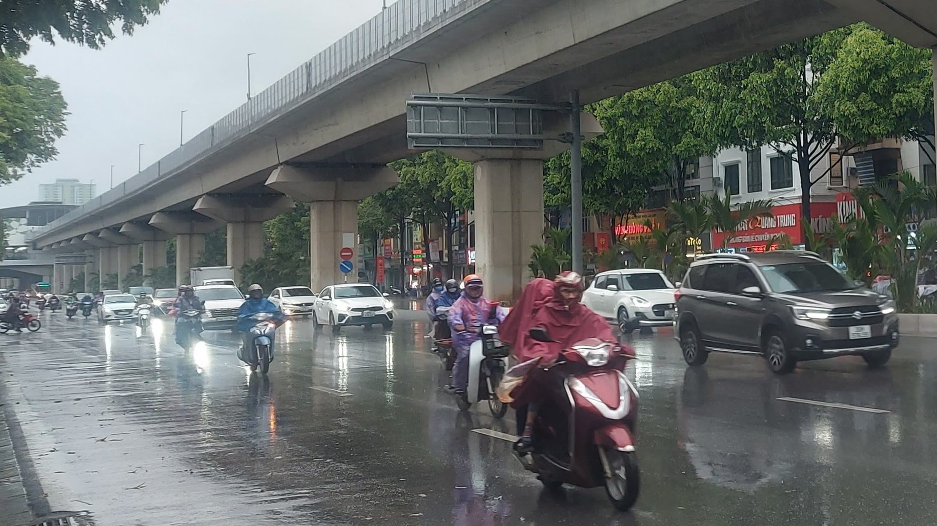 Đêm 26 và chiều 27-6, Hà Nội mưa rào và dông vài nơi. Ảnh: Bảo Châu