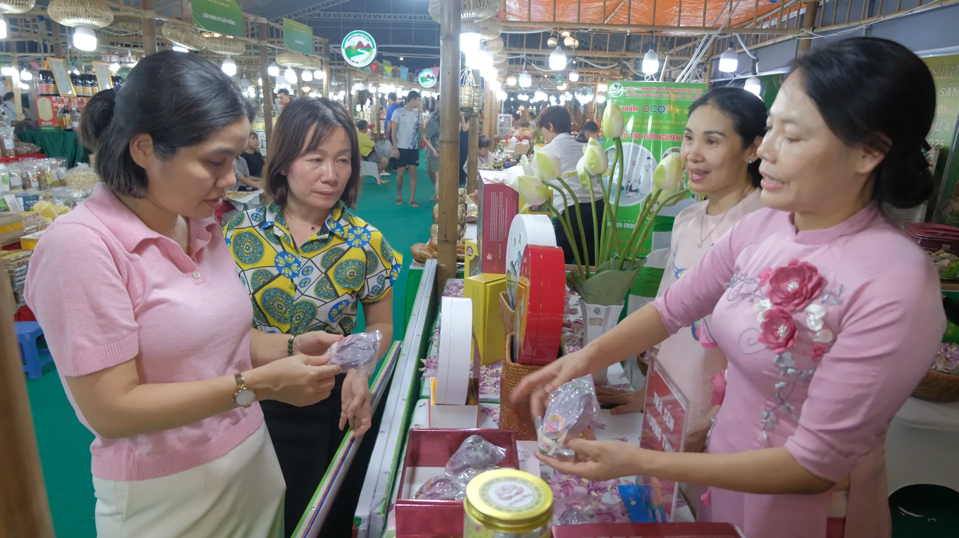  Du khách tham quan, mua sắm tại Festival Nông sản Hà Nội lần thứ 4 năm 2025.
