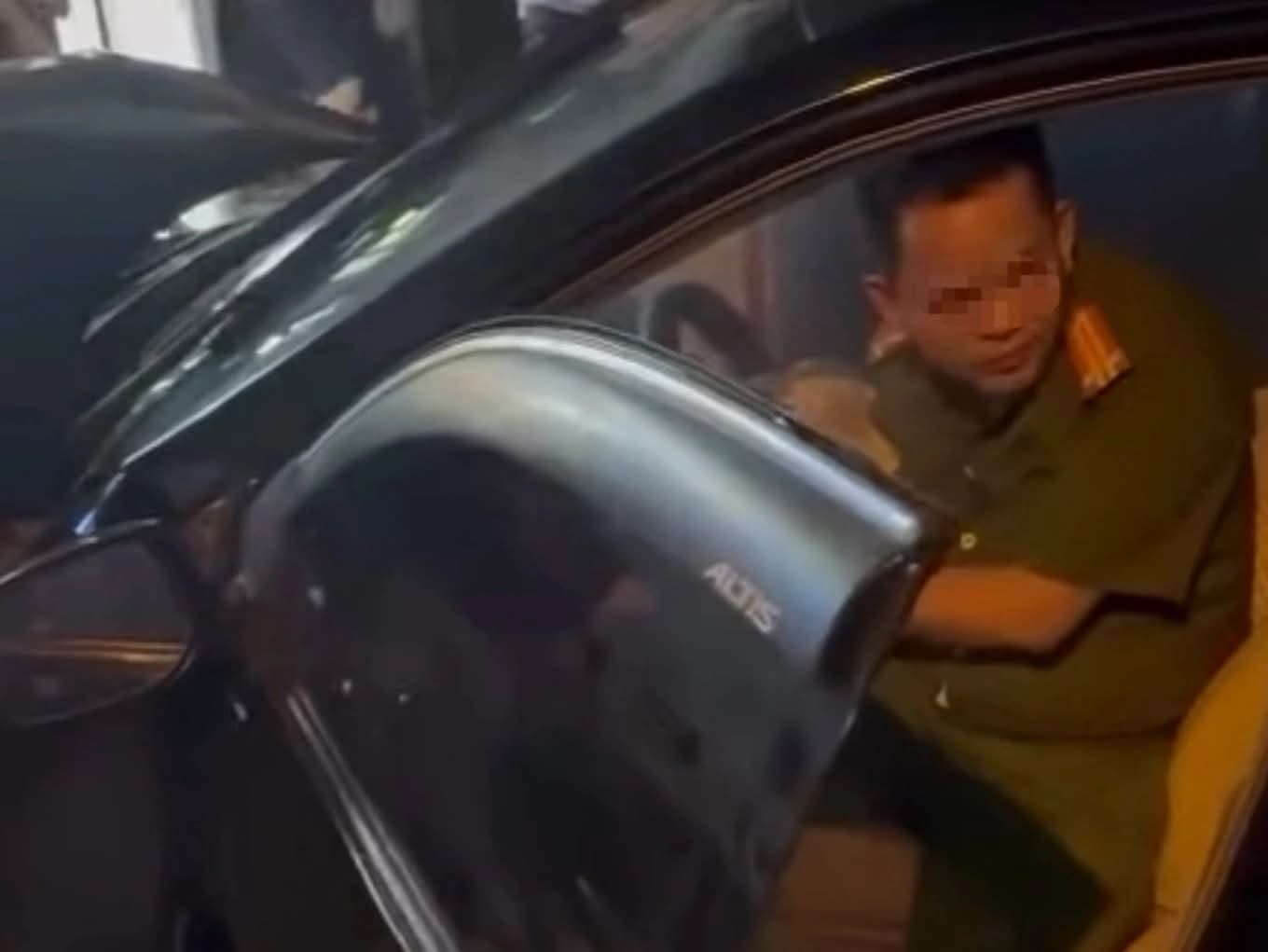 Ông Hồ Sỹ Phong bị cách chức Đội trưởng sau vụ việc lái xe gây tai nạn liên hoàn khi trong người có nồng độ cồn 0,435mg/l khí thở. (Ảnh người dân chụp tại thời điểm xảy ra tai nạn)