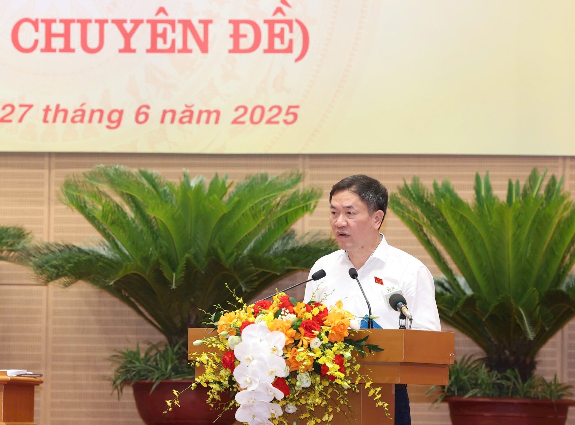 Trưởng ban Đô thị HĐND thành phố trình bày báo cáo thẩm tra nội dung này. Ảnh: Viết Thành
