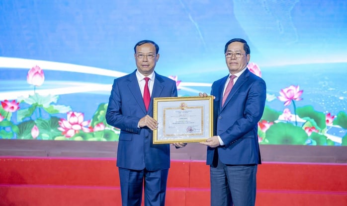 Thừa ủy quyền của Thủ tướng Chính Phủ, ông Phạm Viết Thanh, Bí thư tỉnh Bà Rịa - Vũng Tàu, trao Quyết định công nhận tỉnh Bà Rịa – Vũng Tàu hoàn thành nhiệm vụ xây dựng nông thôn mới năm 2024