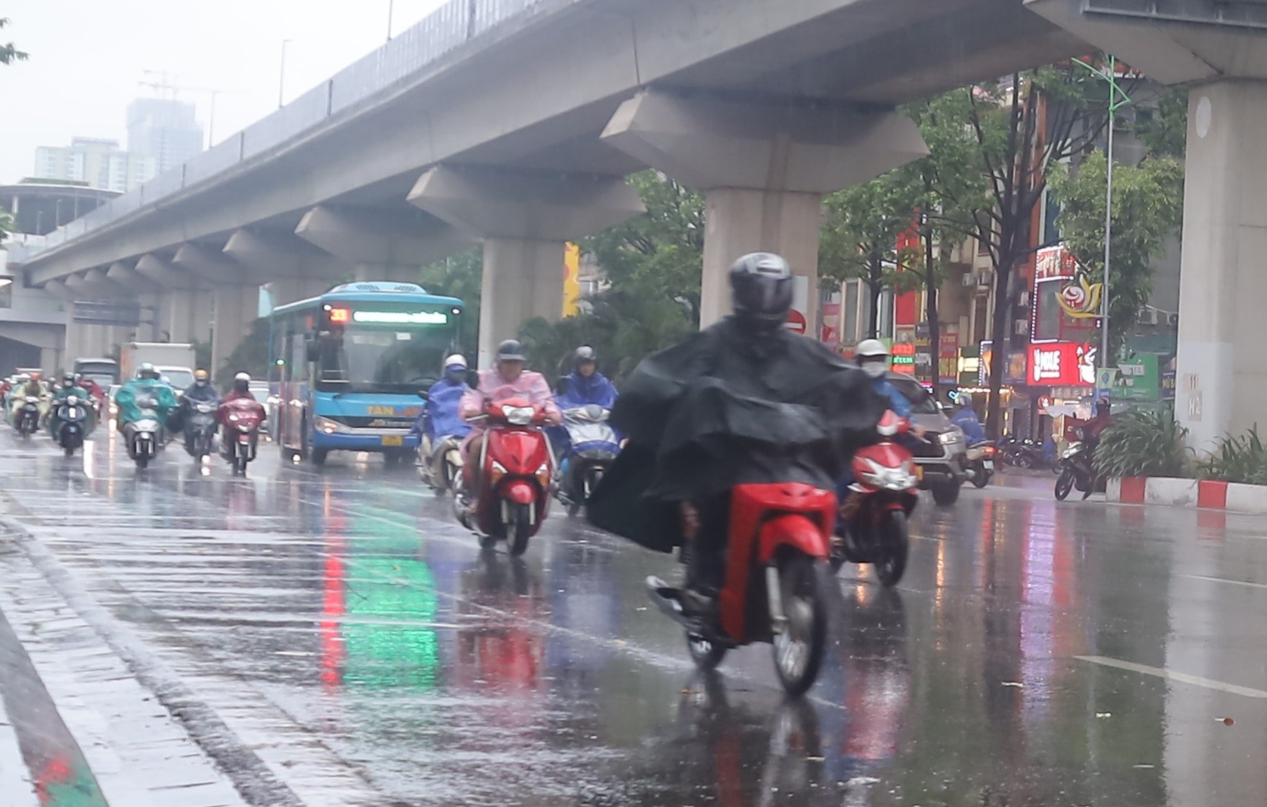 Rạng sáng 28-6, nhiều nơi trên địa bàn thành phố Hà Nội mưa vừa, mưa to. Ảnh: Bảo Châu