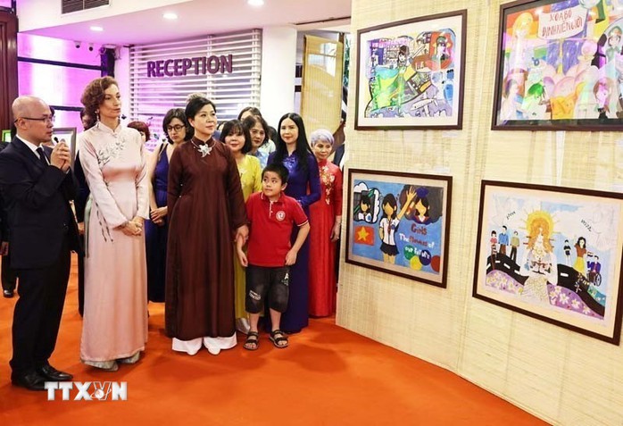 Phu nhân Tổng Bí thư Tô Lâm, bà Ngô Phương Ly và Tổng Giám đốc UNESCO, bà Audrey Azoulay đã cùng tham dự Triển lãm tranh 'Chúng tôi CÓ THỂ' tại Bảo tàng Phụ nữ Việt Nam. Ảnh: TTXVN