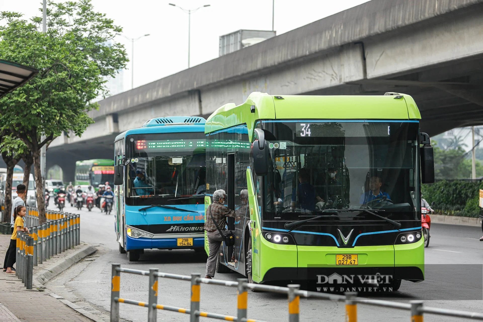 Được biết, vào tháng 11/2024, sau 10 năm giữ nguyên giá, UBND TP. Hà Nội vừa quyết định tăng giá vé xe buýt có trợ giá trên địa bàn từ ngày 01/11/2024.