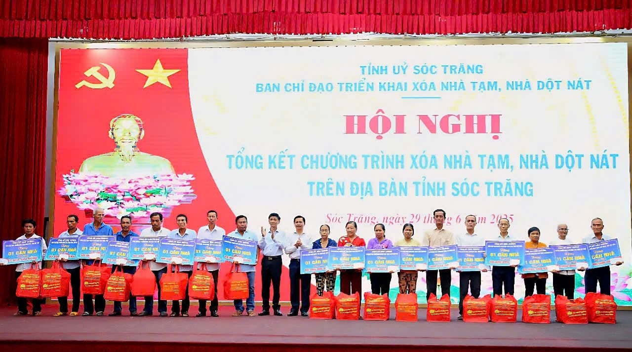  Ông Lâm Văn Mẫn - Bí thư Tỉnh ủy Sóc Trăng và ông Trần Văn Lâu - Chủ tịch UBND tỉnh Sóc Trăng trao bảng tượng trưng nhà cho các hộ dân - Ảnh: Lương Xuân Cao