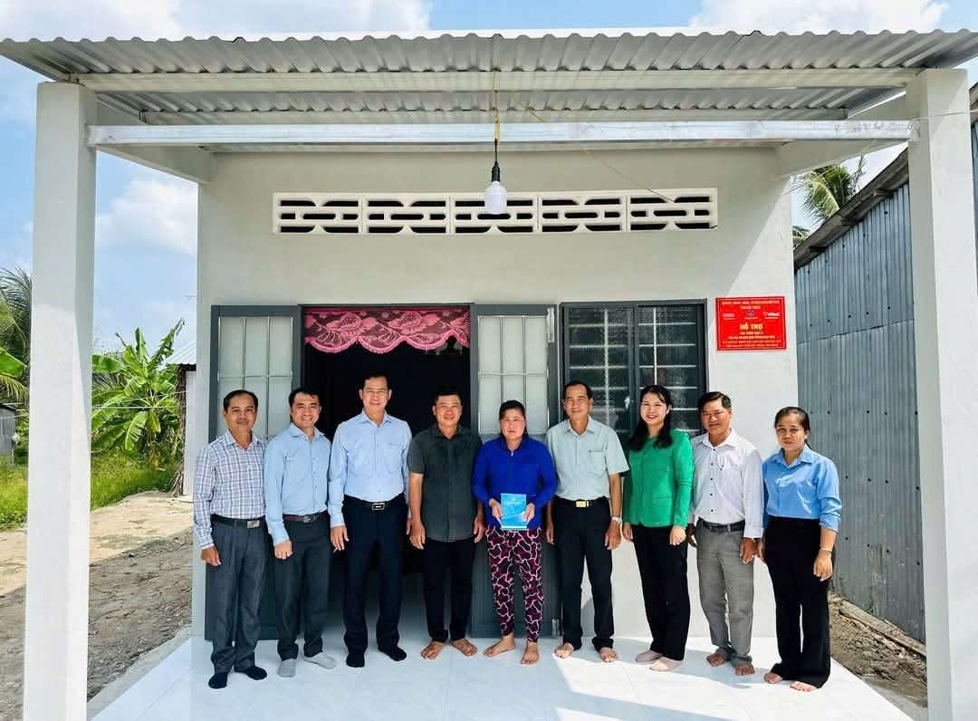  Một hộ dân được nhận nhà từ chương trình xóa nhà tạm ở Sóc Trăng - Ảnh: Lương Xuân Cao