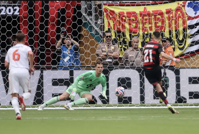 Jorginho ghi bàn từ chấm 11m cho Flamengo
