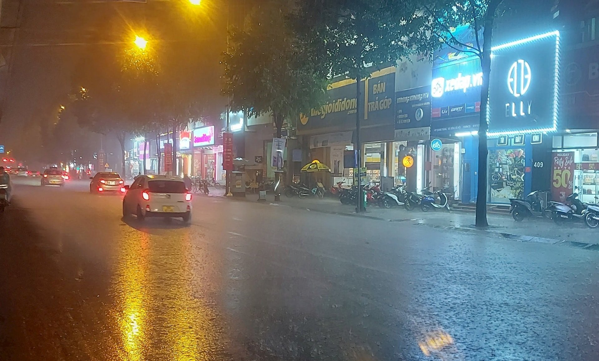  Từ chiều tối 29 đến ngày 30-6, Hà Nội mưa rào và dông, thời tiết dịu mát, nhiệt độ cao nhất phổ biến 29-31 độ C. Ảnh: Bảo Châu