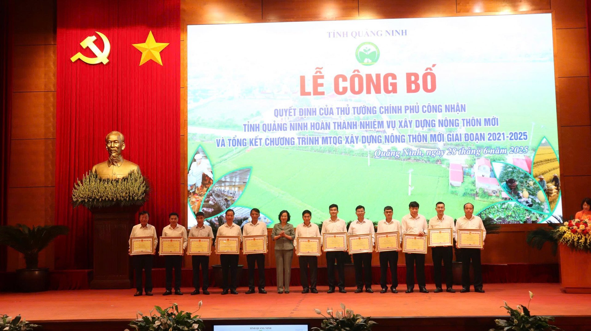  Trưởng Ban Tổ chức Tỉnh ủy Quảng Ninh Bùi Thúy Phượng trao tặng Bằng khen của UBND tỉnh Quảng Ninh cho cá nhân có thành tích xuất sắc trong xây dựng nông thôn mới giai đoạn 2021-2025. Ảnh: N.T