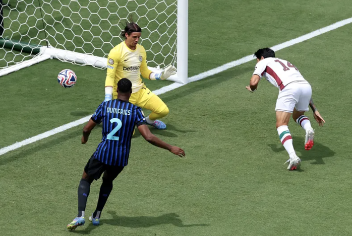 German Cano đánh đầu cận thành, mở tỉ số cho Fluminense