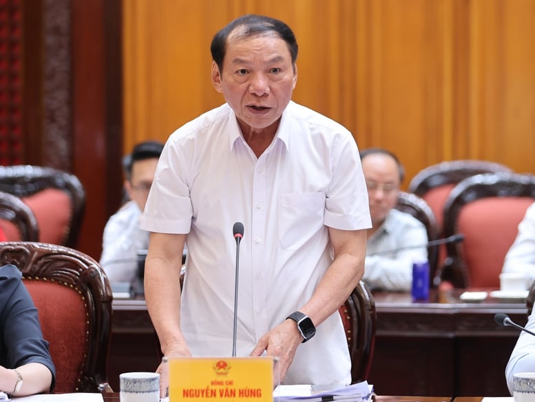 Bộ trưởng Bộ Văn hóa, Thể thao và Du lịch Nguyễn Văn Hùng báo cáo tại cuộc họp - Ảnh: VGP/Nhật Bắc