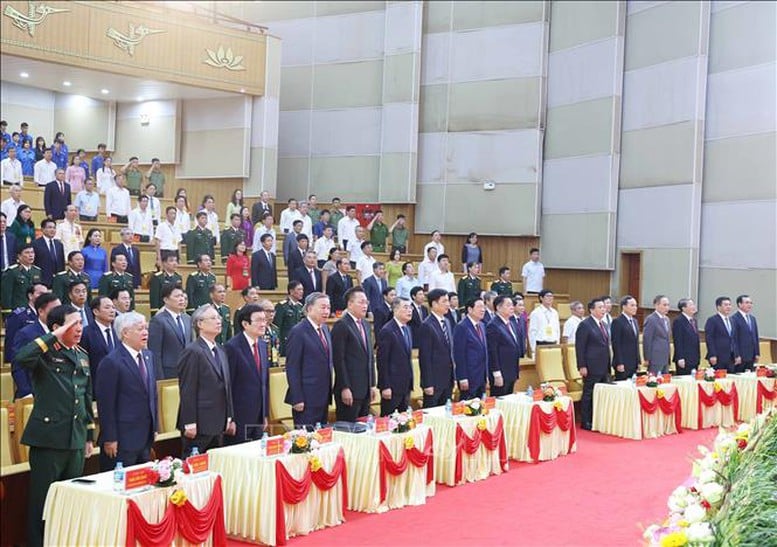  Tổng Bí thư Tô Lâm cùng các đồng chí lãnh đạo, nguyên lãnh đạo Đảng, Nhà nước thực hiện nghi lễ chào cờ - Ảnh: TTXVN