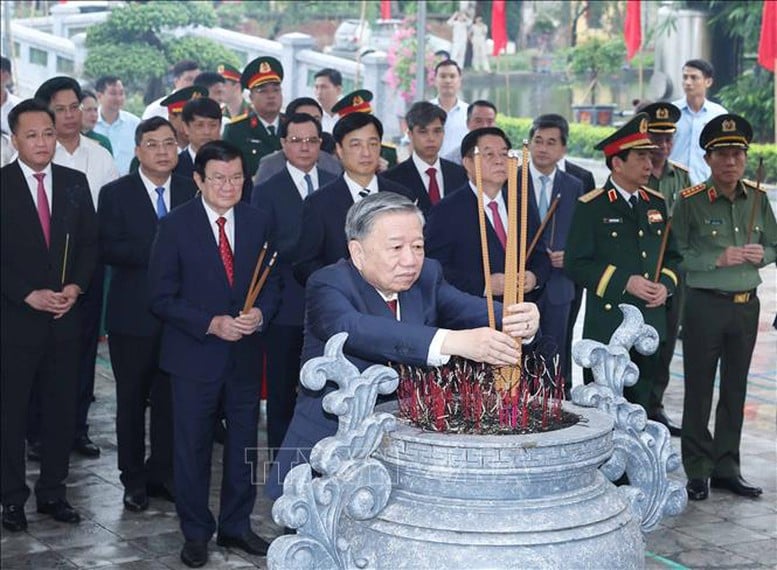  Tổng Bí thư Tô Lâm các đồng chí lãnh đạo, nguyên lãnh đạo Đảng, Nhà nước dâng hương tại Nhà tưởng niệm Tổng Bí thư Nguyễn Văn Linh ở xã Nguyễn Văn Linh, tỉnh Hưng Yên - Ảnh: TTXVN