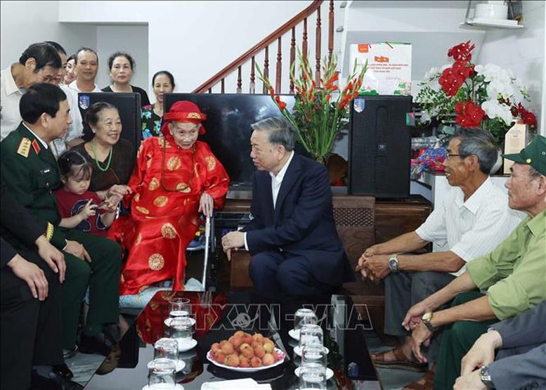  Tổng Bí thư Tô Lâm thăm hỏi mẹ liệt sĩ Phạm Thị Cuông, xã Hoàng Hoa Thám, tỉnh Hưng Yên - Ảnh: TTXVN