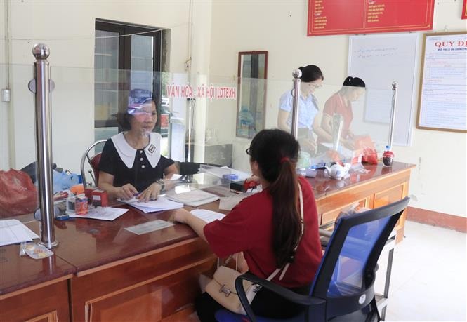  Cán bộ phường Minh Tân, thành phố Yên Bái (Yên Bái), phục vụ nhân dân trước ngày sáp nhập. Ảnh: TTXVN