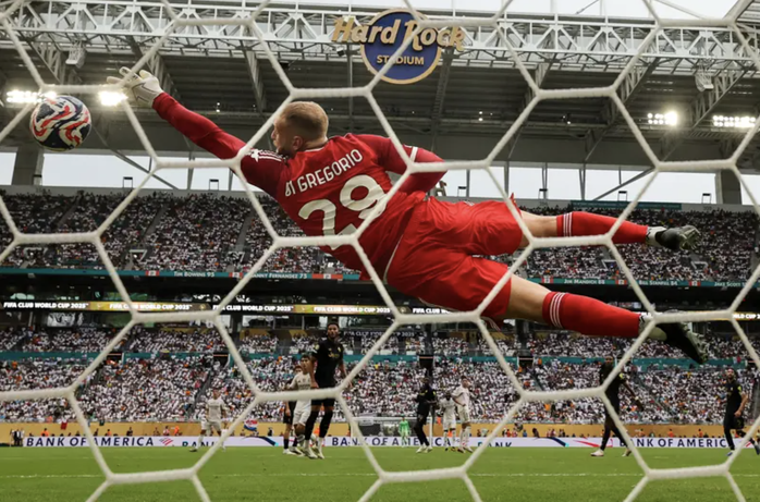  Thủ môn Di Gregorio quá xuất sắc trong khung thành Juventus
