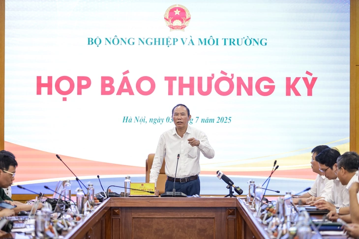 Thứ trưởng Phùng Đức Tiến chủ trì buổi họp báo - Ảnh: DANH KHANG