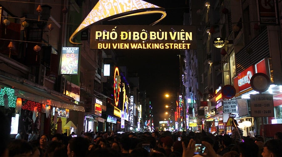 Phố đi bộ Bùi Viện lung linh và náo nhiệt khi màn đêm buông xuống. Ảnh: SDL