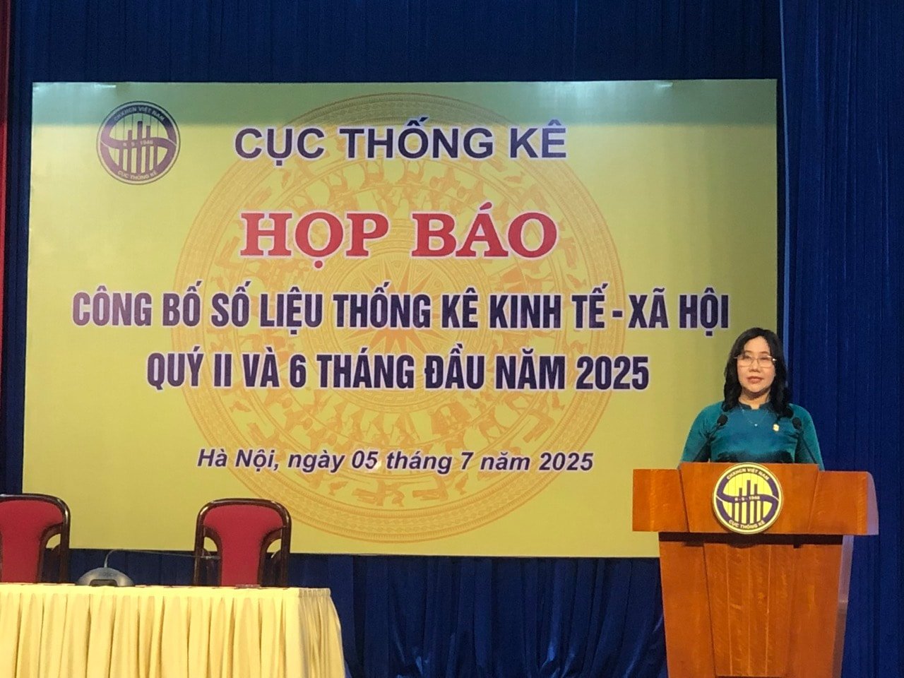 Cục trưởng Cục Thống kê Nguyễn Thị Hương thông tin tại họp báo