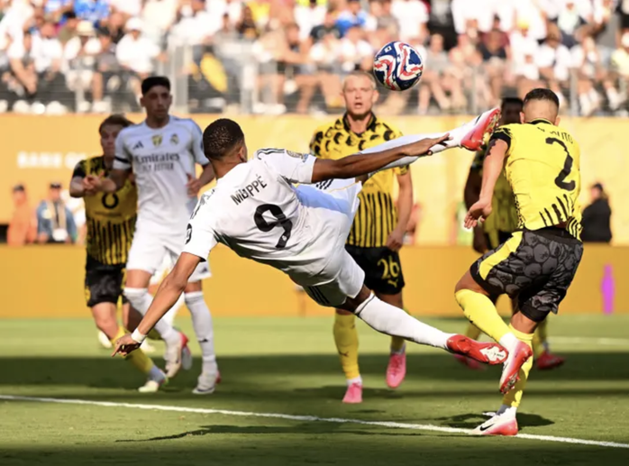Cú quăng chân vôlê đẹp mắt của Kylian Mbbappe...