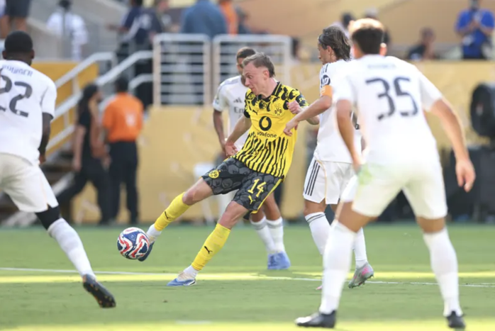 Max Beier rút ngắn cách biệt còn 1-2 cho Dortmund