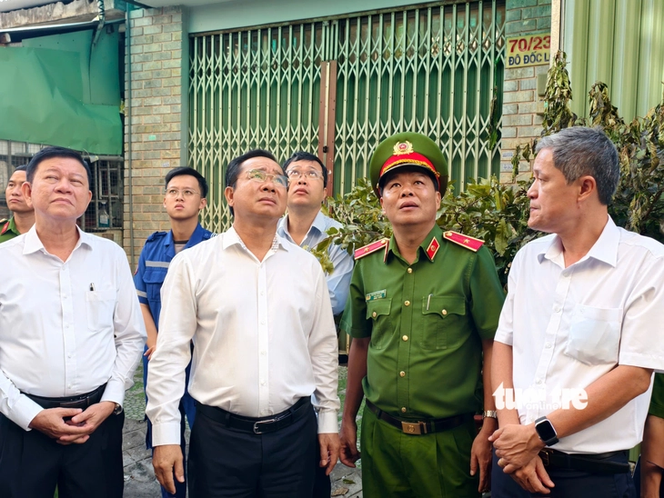 Chủ tịch UBND TP.HCM Nguyễn Văn Được trực tiếp đến hiện trường vụ cháy tại cư xá Độc Lập - Ảnh: NGỌC KHẢI