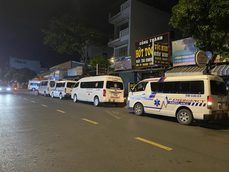 Nhiều xe cứu thương có mặt tại hiện trường vụ cháy - Ảnh: MINH HÒA