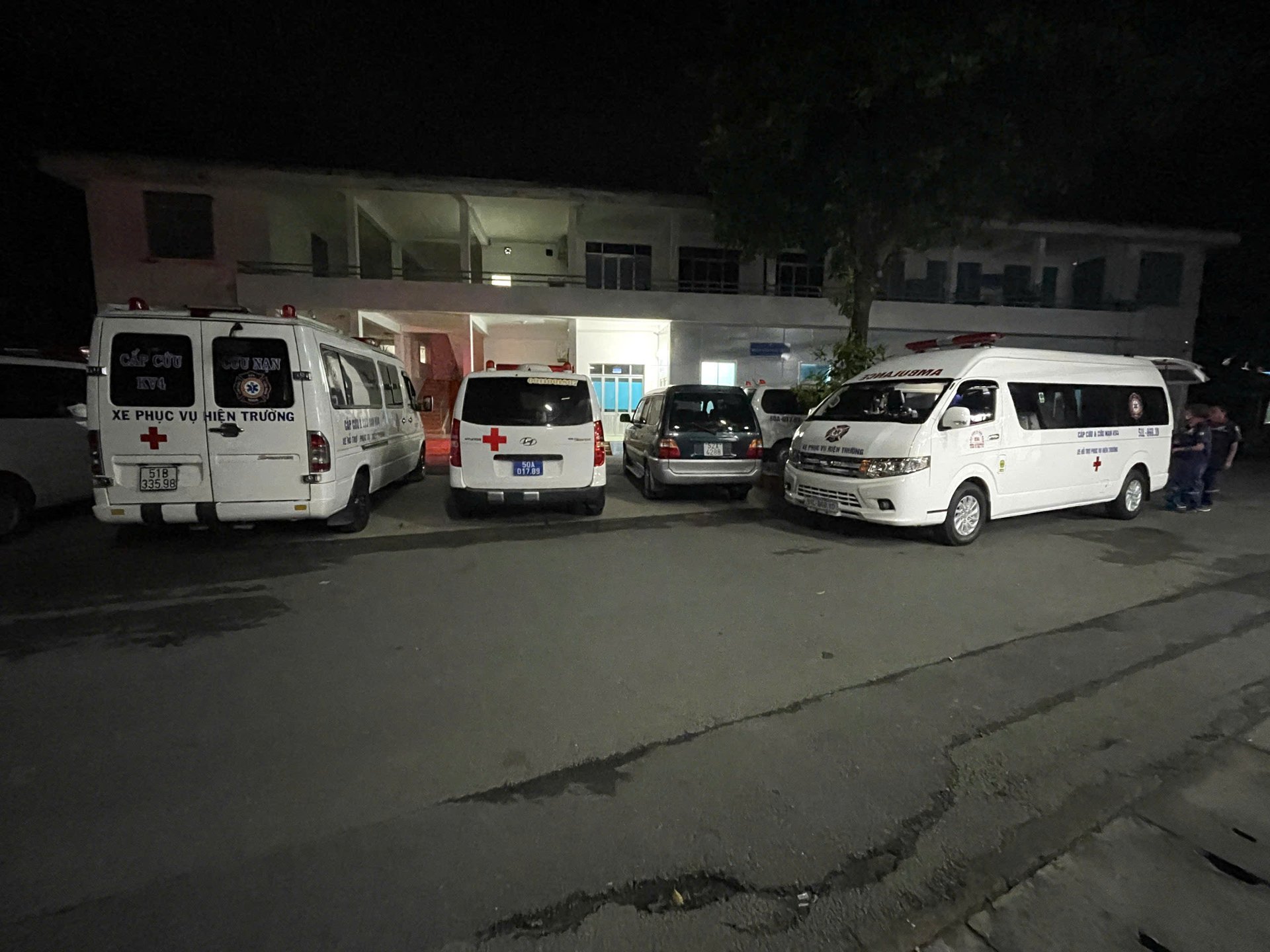  Xe cấp cứu đưa 4 nạn nhận (2 người lớn, 2 trẻ nhỏ) đến bệnh viện Thống Nhất. Ảnh: Chinh Hoàng