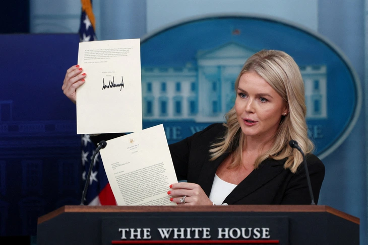 Thư ký báo chí Nhà Trắng Karoline Leavitt giơ bức thư thông báo thuế quan mà Tổng thống Donald Trump gửi cho Tổng thống Hàn Quốc Lee Jae Myung ngày 7-7 - Ảnh: REUTERS