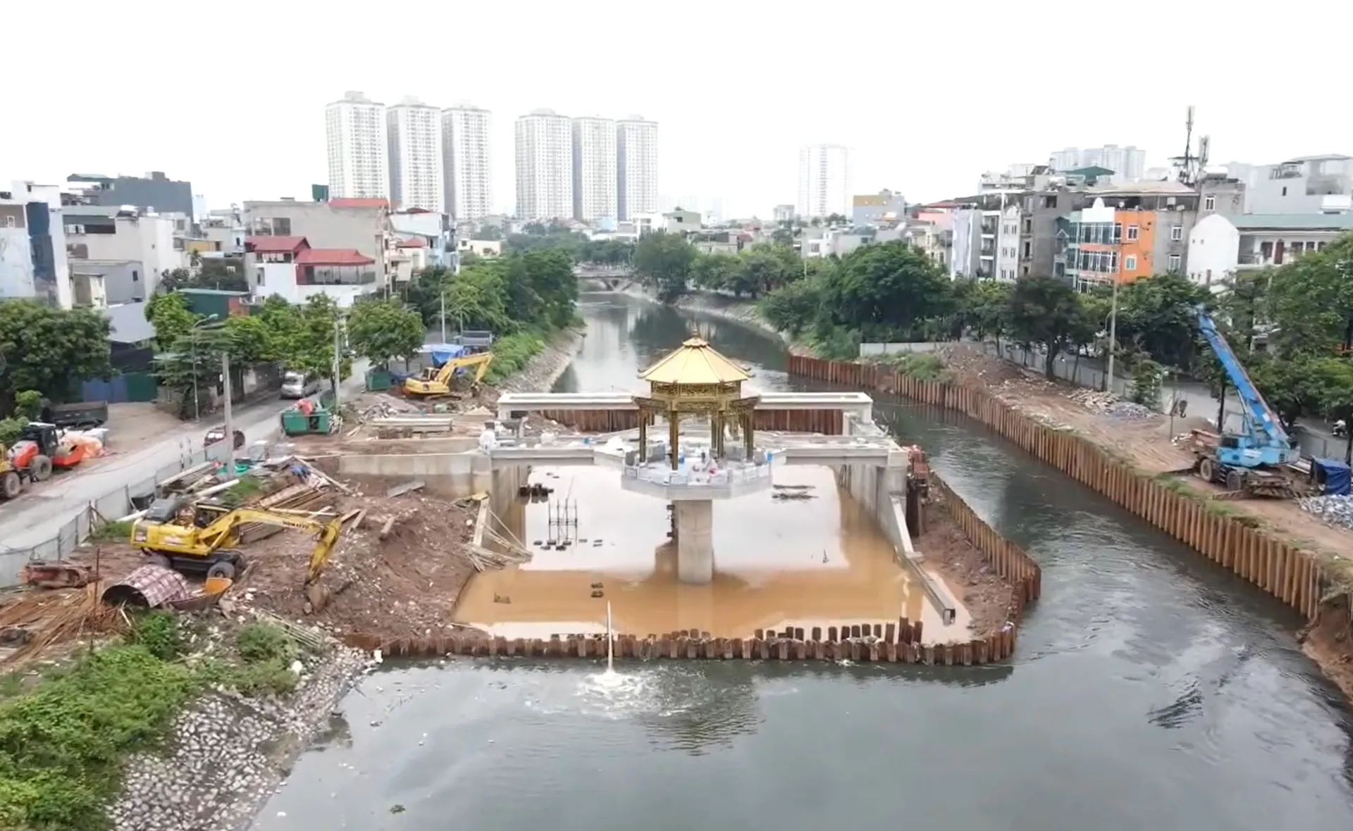 Đập dâng trên sông Tô Lịch tại khu vực cầu Quang đang dần thành hình.