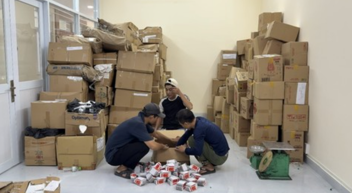 Bên trong kho hàng được lực lượng chức năng phát hiện