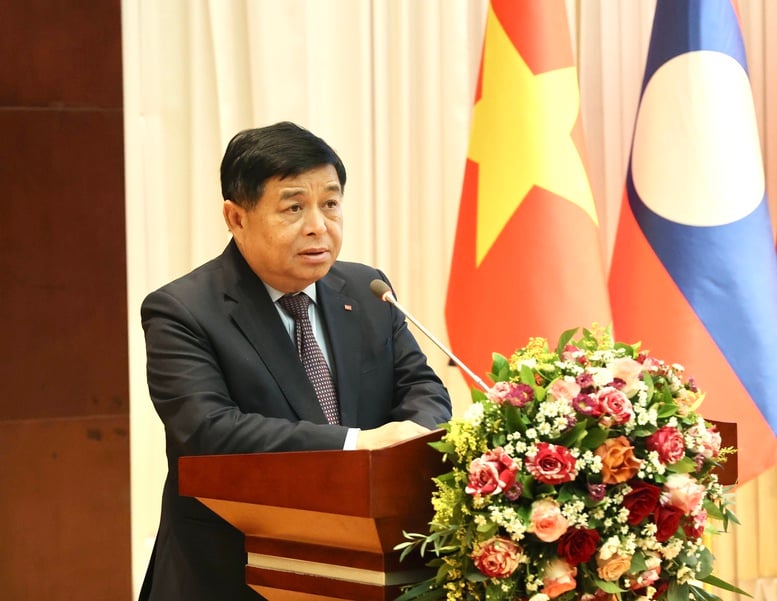 Phó Thủ tướng Nguyễn Chí Dũng kêu gọi doanh nghiệp Việt Nam nghiên cứu kỹ thị trường, chính sách pháp luật của Lào, đề xuất các ý tưởng đầu tư và 'chuyển hóa' ý tưởng thành các dự án cụ thể, góp phần hiện thực hóa tiềm năng hợp tác kinh tế, sớm đưa thương mại song phương giữa hai nước đạt 5 tỷ USD - Ảnh: VGP/Thu Sa