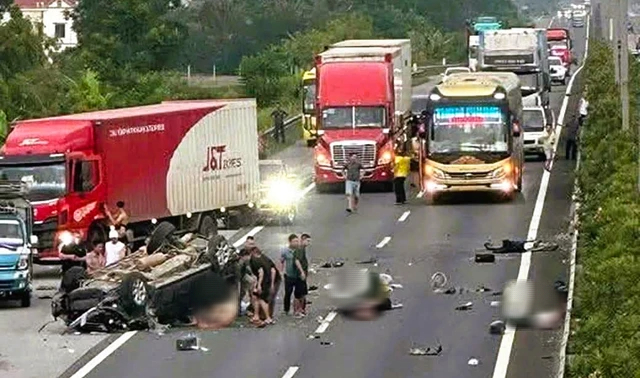 Hiện trường vụ tai nạn ô tô 7 chỗ nổ lốp trên cao tốc khiến 5 người thương vong