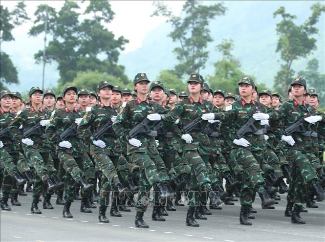 Khối nữ chiến sĩ biệt động tham gia hợp luyện, sáng 25-6. Ảnh: Trọng Đức/TTXVN