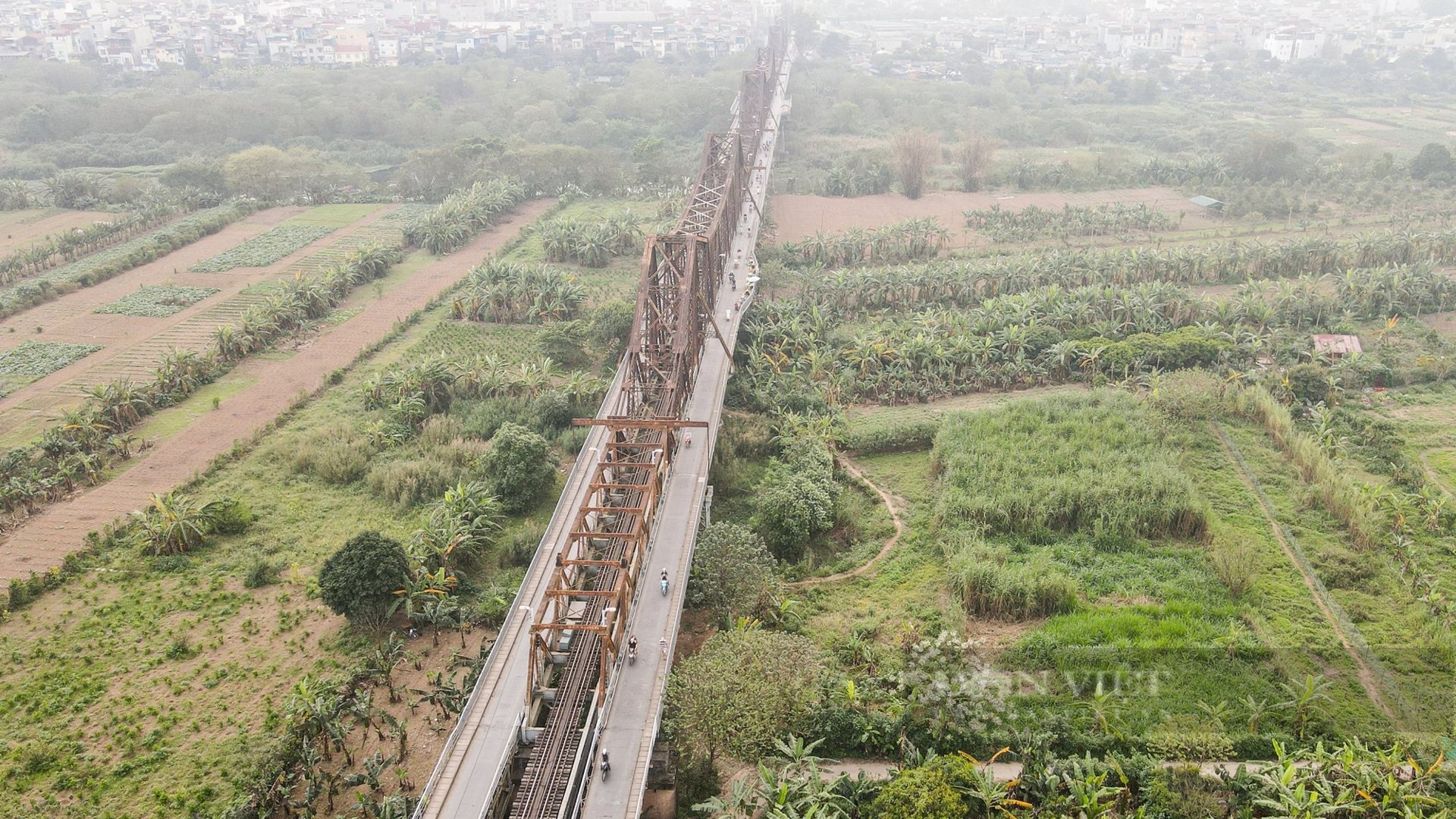 Khu đất ở bãi bồi giữa sông Hồng nơi có cầu Long Biên chạy qua.